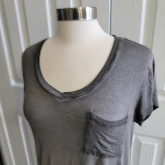 Cable & Gauge V-Neck Pocket Tee, Distressed Charcoal, Women's Size Medium - Picture 6 of 10